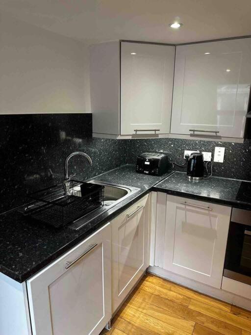 Amazing 2Bed2Bath Edgeware Apartment Лондон Екстериор снимка