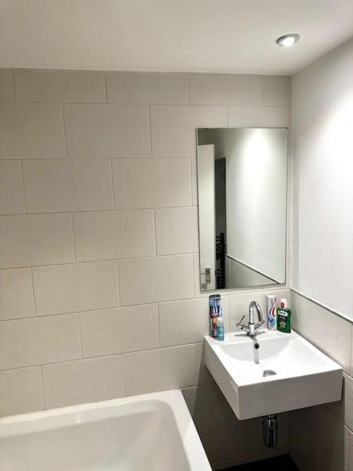 Amazing 2Bed2Bath Edgeware Apartment Лондон Екстериор снимка